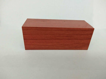 A madeira do retângulo de Brown avermelhado termina os perfis de alumínio, extrusão de alumínio padrão
